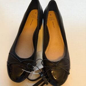 Time and Tru Women's Glossy Black Flats